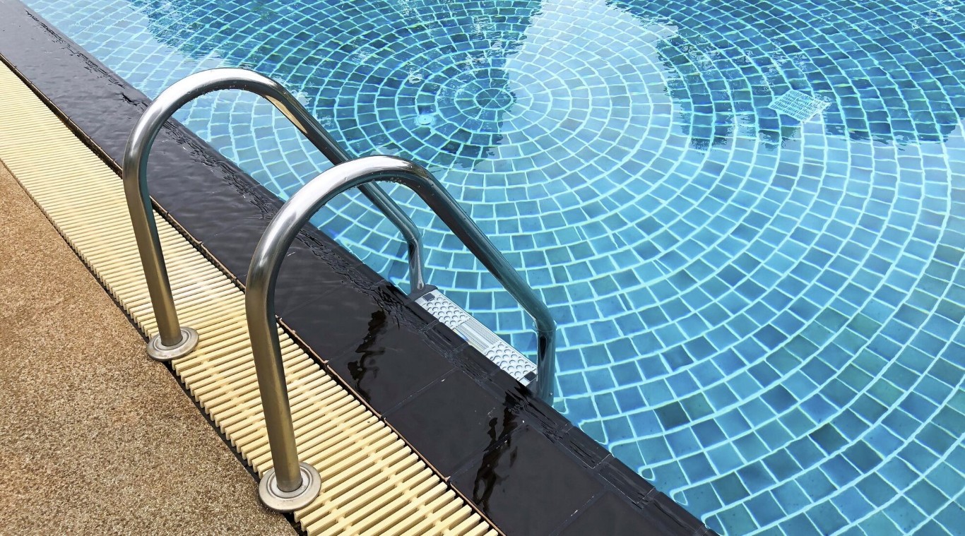 Pool tile cleaning and calcium removal service